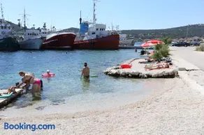 Apartments by the sea Vinisce, Trogir - 19847 - Image 4