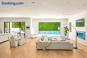 Luxurious Retreat - Modern House with Pool - Image 4