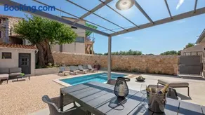 Rustic villa Dvori with outdoor pool in Porec - Image 3