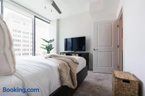 Buckhead High-Rise Retreat with Pool & Balcony - Image 1