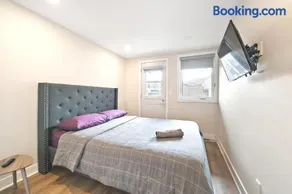 Cozy 3BDR in heart of plateau Montreal D - Image 2