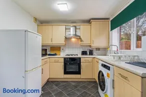 Modern Stay in Nuneaton with Free Parking - Image 5