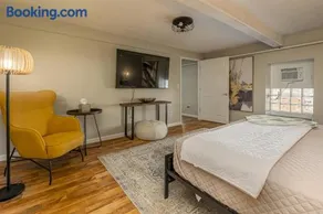 Urban-Chic King Suite Near SIU Carbondale - Image 2