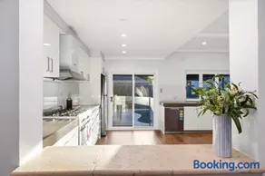 Mascot 4BR with Private Pool close to Airport - Image 2