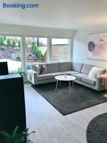 Moderne og sentral leilighet med koselig og privat uteplass! - Image 4