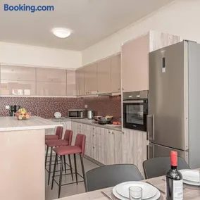 SUNRISE Spacious Apartment With 3 Bedrooms & 3 Bathrooms -Near to Chania - Image 1