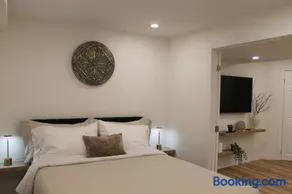 Queen Bed Suite-Private Entrance - Image 2