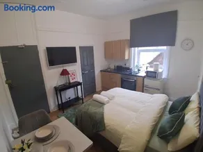 An essential studio flat located in the town centre riverside - Image 4