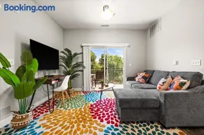 Stylish Apartment Close to Attractions - Image 2