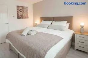 Stylish 2-Bedroom Home, Sleeps 5, High-Speed Wi-Fi, Near NEC & BHX - Image 3