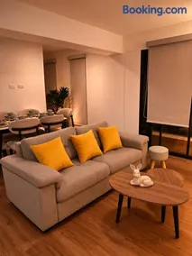 Modern apartment with balcony and panoramic views - Image 2
