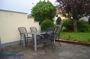 Cozy house with garden - Image 2