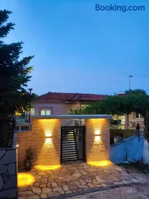 Private Meteora Panorama Garden Villa - Image 1