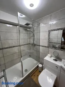 New city flat, 3 x double bed en-suite bedrooms, private kitchen & lounge, free private parking & own workspaces - Image 5