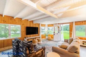 Spacious 3BR Sunset Island Beach House - Image 2