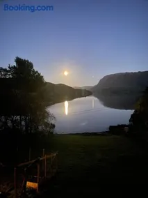 Hytte ved sjøen med båtutleige - Image 4