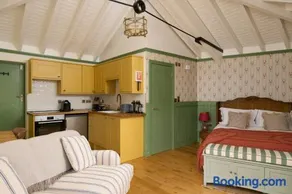 The Boathouse - Salcombe - Spring Time Tiny Home - Image 3
