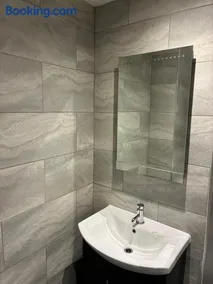 1 Bedroom Luxury Serviced Flat, 24hr Check in WiFi Netflix Washer Fully Equipped - Image 4