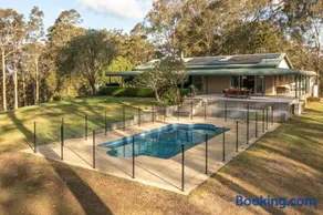 Luxe Farm Stay 20 mins from Beach - Image 4