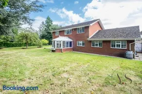 6BR Villa in Birmingham with Free Onsite Parking - Image 4