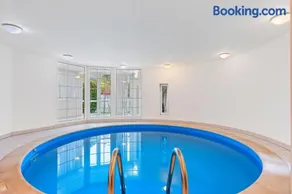 Black Dragon Haven Luxury Villa with Pool, Sauna & Jacuzzi - Image 1