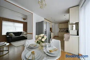Cosy 2 bed home with jacuzzi bath in Wythenshawe near Manchester Airport - Image 1
