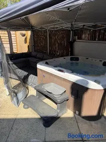 Secluded Retreat for Family and Friends with Private Hot Tub Dorset - Image 3