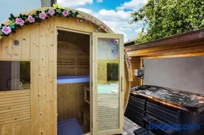 Love Nest I Jacuzzi I Terrace Private Terrace - Image 2