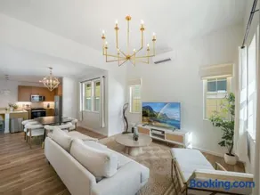 4 BDRM, Near beach, Free Prking, HotTub, Pool, Gym - Image 1