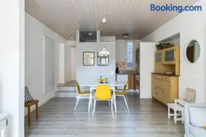 Rose Apartment by Quokka 360 - Refined Two-Bedroom Apartment with Garden - Image 3