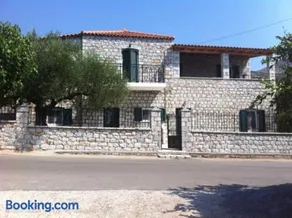 Encantadora casa vacacional con barbacoa, jardín y terraza | Vistas a la montaña - Image 1