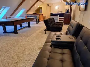 Large 4 Bdr 1 and half Baths with private Pool in Upscale Area - Image 2