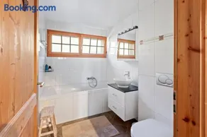 Appartement chalet avec balcon et vue sur les Alpes - Image 4