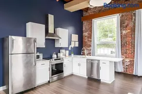 Jennifer's Historic Riverfront Loft City Views - Image 2