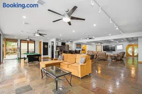 Bay Breeze Estate - Heated Pools, Private Pier & Walk to the Kemah Boardwalk - Image 3