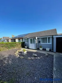 Peaceful centrally located, 2 Bedroom Bungalow. - Image 1
