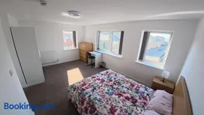Spacious 3-Bed Modern Home in Dartford - Image 4