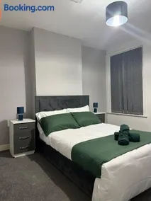 Stylish 2-Bed, Free Parking, Netflix, Coffee Machine, 5 mins from City Centre - Image 3