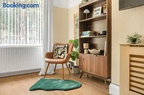 Rosewick Villa wt Office, Garden & Free Parking - Image 3