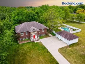 SchoolHouse now Lux BNB! Gym, Sauna, HotTub, GameRoom - Image 3