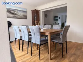 Modern 4BR House in Windsor, Parking and Garden - Image 2