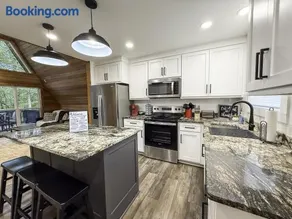 Brand New Fox Hill Cabin Where Country Charm nearby Hot Springs - Image 5
