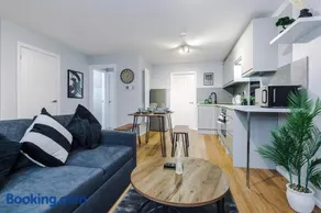 2 BDR House By Eason Stays Short Lets Stockport - Image 2