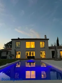 Exceptional villa Pool and Jacuzzi Close to Lake - Image 1