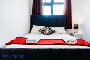 Sunny Beachside Apt with Free Parking - Image 2