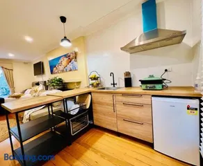 Cozy Self Contained Studio with Seperate Spacious Living room -Just a Stone's Throw from Newly Renovated Knox Westfield in East Melbourne - Image 3