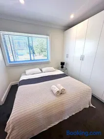 Luxury renovated studio - Image 2