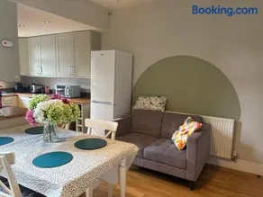 Central Derby pride park 4 bedrooms 7 beds -Spacious contractors large group -Cul de Sac EasyFREE PARKING - Image 2