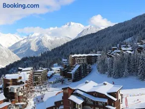 Appartement rénové au centre de La Tania avec parking - FR-1-568-47 - Image 2