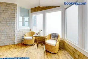 Spectacular oceanfront retreat with amazing views, sunroom & washer/dryer - Image 5